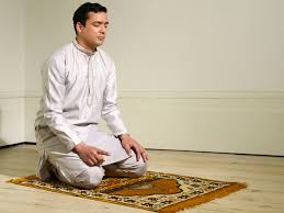 Boleh atau Tidak Memejamkan Mata Saat Shalat