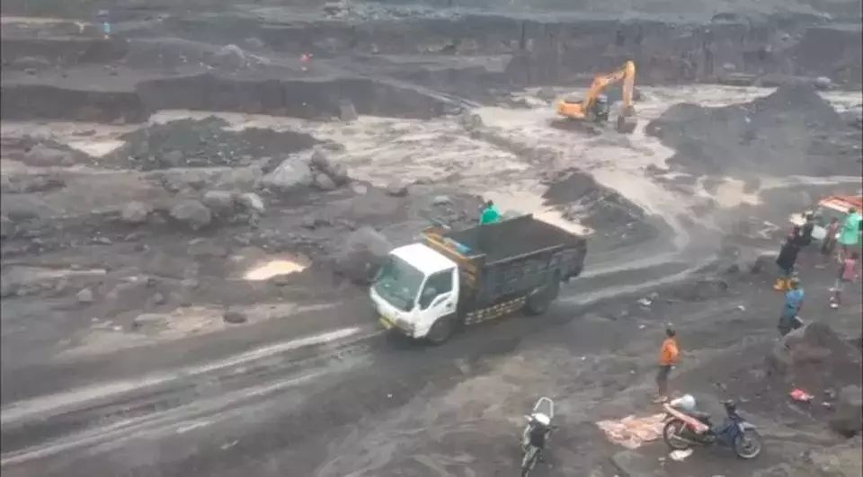 Jembatan Limpas Tertutup Lahar, Warga Tetap Menyeberang