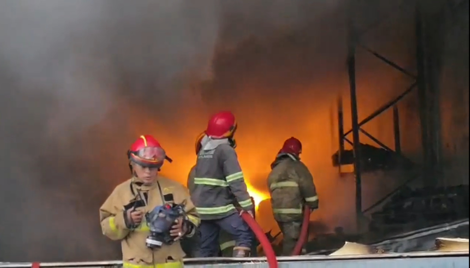 Kebakaran Hebat Hanguskan Gudang Pestisida di Tangsel