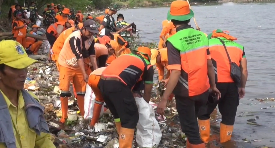 700 Petugas Bersihkan Sampah di Pantai Marunda