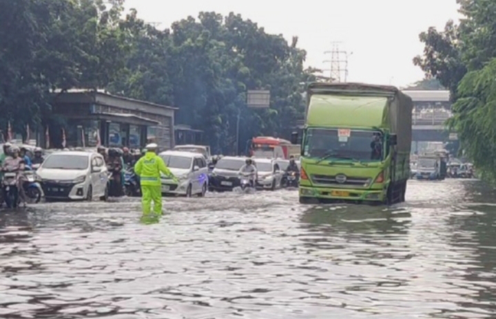 Banjir 60 Cm Rendam Jalan DI Panjaitan Jakarta Timur