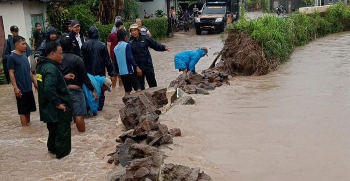 Banjir Rendam Ratusan Rumah di Kudus Akibat Tanggul Jebol