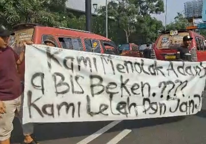 Sopir Angkot Bekasi Demo Tolak Operasional Trans Beken