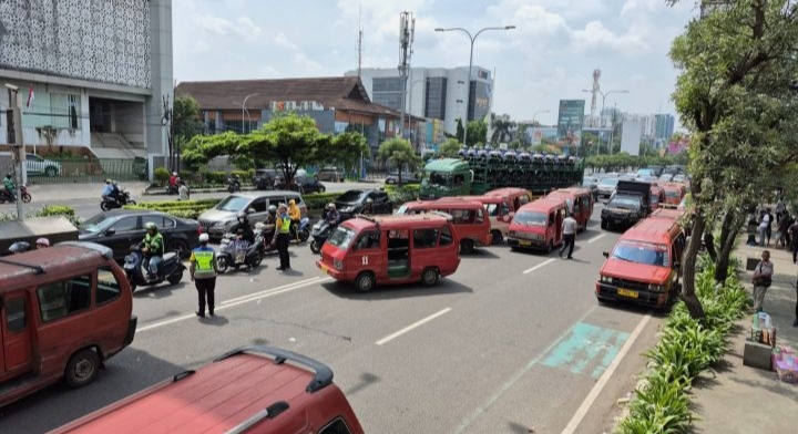 Sopir Angkot Bekasi Blokade Jalan Ahmad Yani Tolak Trans Beken