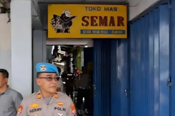 Bareskrim Geledah Toko Emas di Nganjuk
