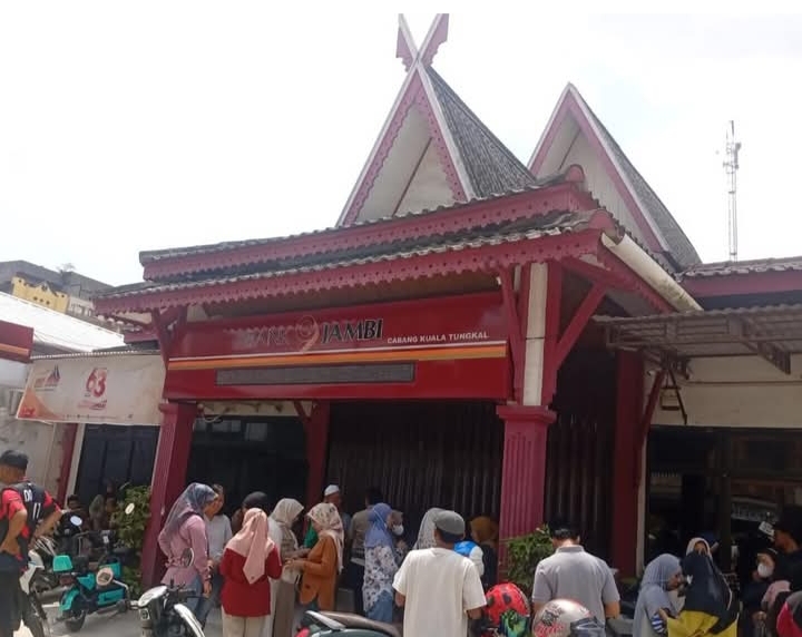 Puluhan ASN Datangi Bank Jambi, Dana hingga Rp24 Juta Dilaporkan Hilang
