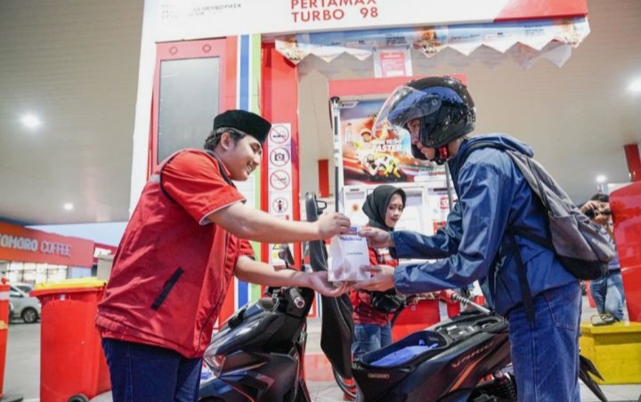 Pertamina Bagi Takjil Gratis di SPBU Saat Ramadan
