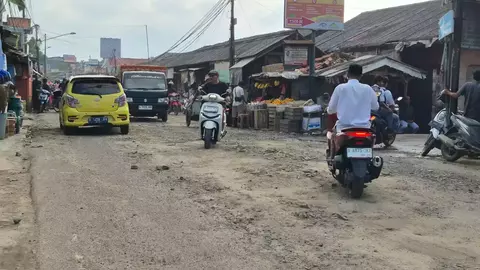 Jalan Rusak Parah Menuju RSUD Pakuhaji Dikeluhkan Warga