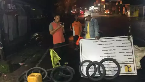 Pemotor Tewas Tabrak Material Proyek di Mojokerto