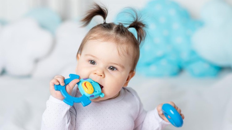 Bayi Rewel dan Sering Menggigit? Bisa Jadi Tanda Tumbuh Gigi
