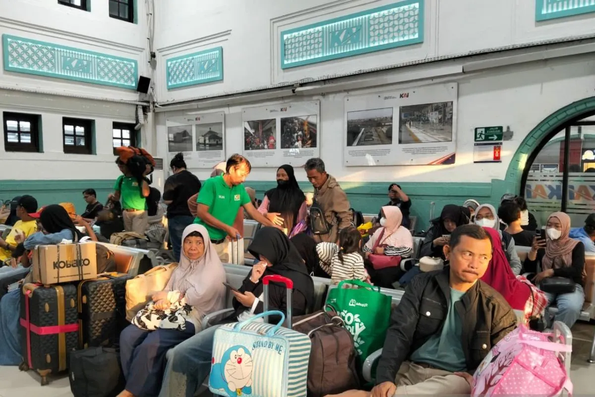 H-7 Lebaran, Stasiun Pasar Senen Mulai Dipadati Pemudik