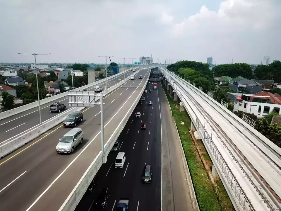 Kepadatan Kendaraan Mengular di Japek dan MBZ