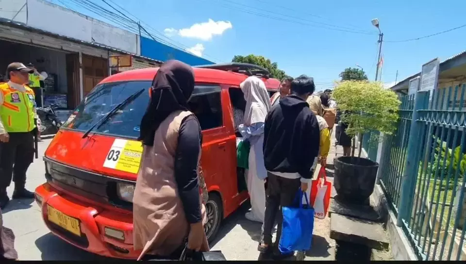 Pemudik dari Commuter Line Merak Dialihkan ke Angkot Gratis