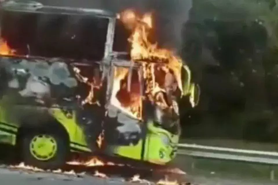 Bus Pariwisata Terbakar di Tol Cipali Arah Jakarta
