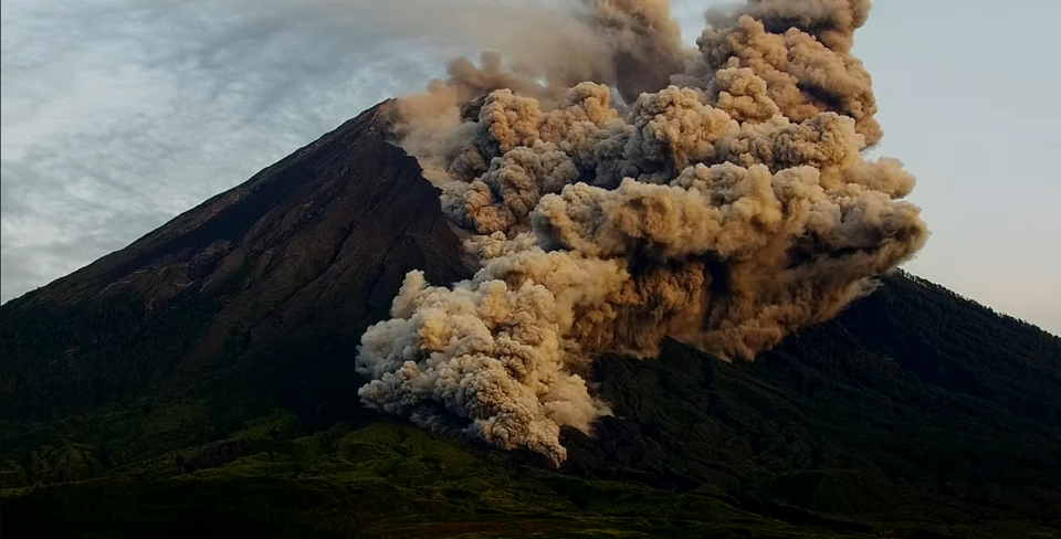 Semeru Erupsi, Awan Panas Meluncur 3,5 Km