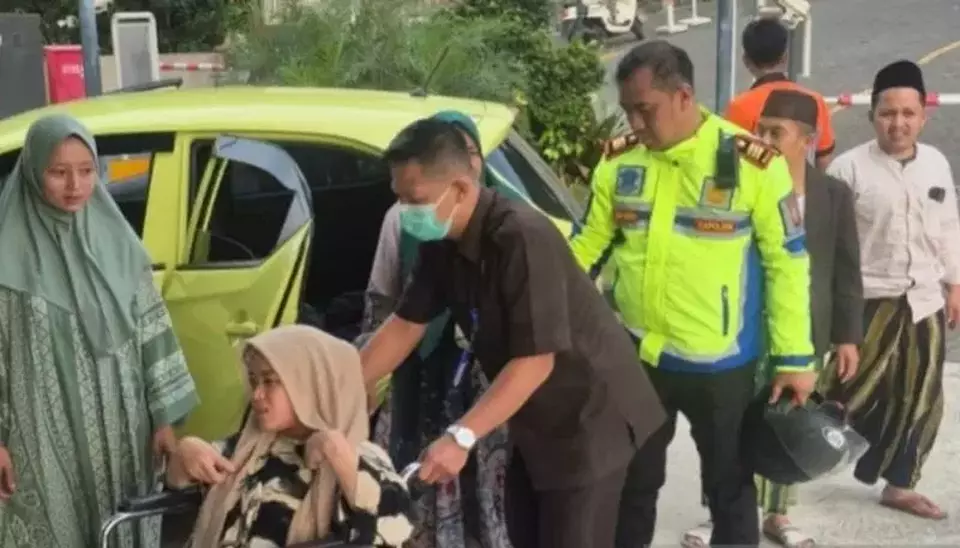 Polisi Bantu Ibu Hamil Tembus Macet di Jalur Puncak