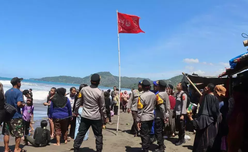 Wisatawan Membludak di Palabuhanratu, Polisi Siaga di Pantai