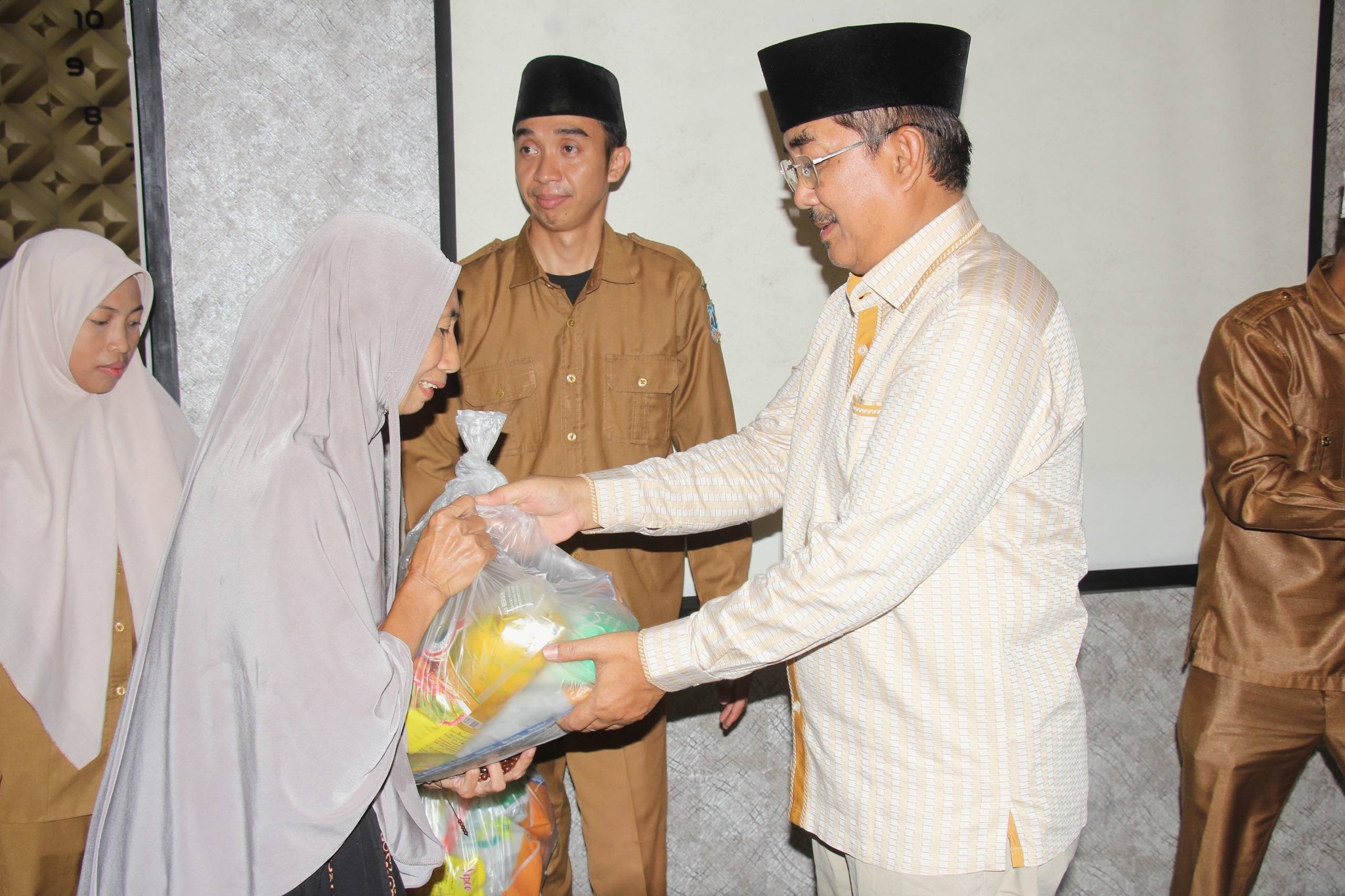 Jelang Idulfitri, Bupati Anwar Sadat Salurkan Ratusan Paket Sembako Bersubsidi di Kuala Betara