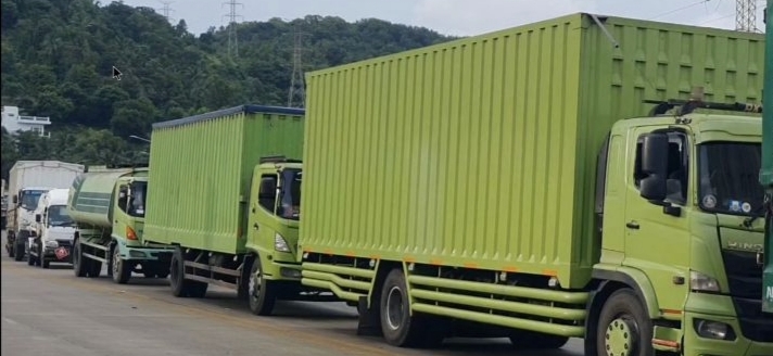 Antrean Truk ke Pelabuhan Merak Mengular