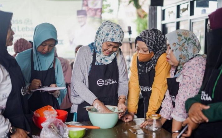 Puluhan Ibu Rumah Tangga Raup Jutaan dari Jualan Kue Lebaran.