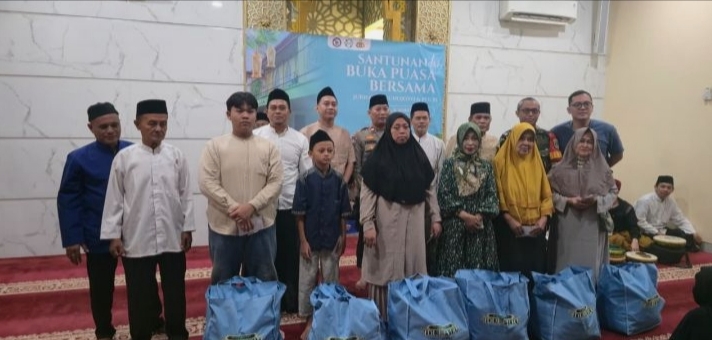 Jakarta: Mabes Polri bersama komunitas Jurnalis Trunojoyo menyalurkan santunan kepada 100 anak yatim piatu kaum dhuafa Masjid Al Ikhlas, Joglo, Jakarta Barat. Kegiatan sosial ini digelar dalam rangka berbagi keberkahan di bulan Ramadan. Karo Penmas Divisi Humas Polri Brigjen Trunoyudo Wisnu Andiko mengatakan kegiatan tersebut merupakan bentuk kepedulian Polri dan insan pers terhadap masyarakat yang membutuhkan. “Di bulan Ramadan yang penuh berkah ini, Polri bersama Jurnalis Trunojoyo ingin berbagi kebahagiaan dengan masyarakat, khususnya anak-anak yatim dan para dhuafa,” ujar Trunoyudo, Rabu, 11 Maret 2026. Ia berharap bantuan yang diberikan dapat meringankan kebutuhan masyarakat sekaligus membawa keberkahan menjelang Hari Raya Idulfitri 1447 Hijriah. Ketua DKM Masjid Al Ikhlas Mohammad Yamin mengapresiasi kegiatan tersebut. Menurutnya, santunan yang diberikan sangat membantu masyarakat sekitar, terutama bagi anak-anak yatim dan keluarga kurang mampu. “Kami sangat berterima kasih kepada Mabes Polri dan Jurnalis Trunojoyo atas kepeduliannya kepada masyarakat di lingkungan kami,” kata Yamin. Ia juga mendoakan agar seluruh personel kepolisian yang bertugas dalam Operasi Ketupat 2026 dapat menjalankan tugas dengan lancar demi menjaga keamanan masyarakat selama arus mudik dan perayaan Lebaran. Sementara itu, perwakilan Jurnalis Trunojoyo Yudha Marhaean mengajak masyarakat untuk terus menjaga kebersamaan dan persatuan di lingkungan sekitar. “Kami berharap kegiatan ini dapat membawa kebahagiaan serta memberikan semangat bagi anak-anak agar tumbuh menjadi generasi yang berakhlak baik dan bermanfaat bagi bangsa,” ujarnya. Dalam kegiatan tersebut, para penerima santunan mendapatkan bantuan berupa uang tunai, 100 paket sembako, serta 100 paket makanan berbuka puasa. Program ini juga menjadi bagian dari rangkaian kegiatan sosial pembagian 1.500 paket makanan dan takjil kepada masyarakat yang telah dilakukan sehari sebelumnya.