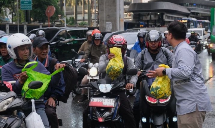 Peruri Bagikan Takjil Gratis di Jakarta