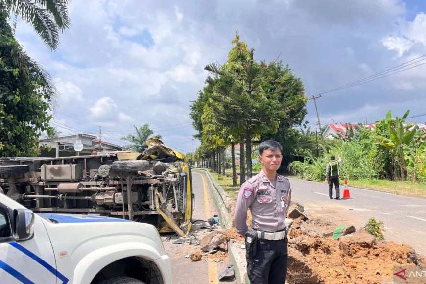 Hindari Kendaraan Ngebut, Truk Paket JNT Hantam Median Jalan di Batang Hari