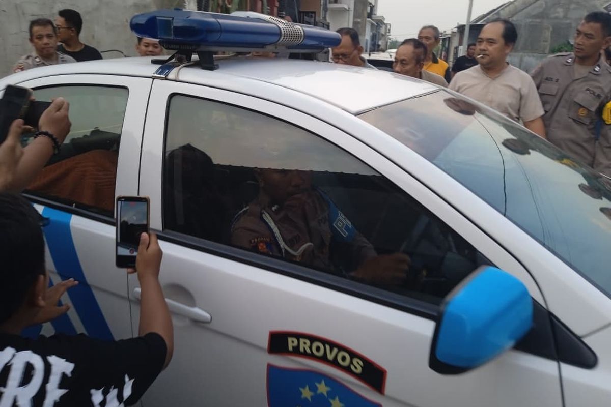 Diduga Selingkuh, Oknum Polres Nganjuk dan ASN Digerebek Warga, Mobil Dirusak Massa