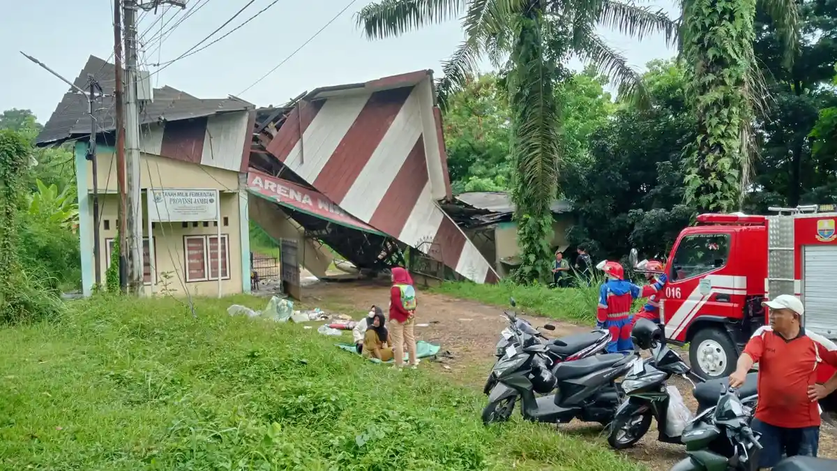 Satu Keluarga Dievakuasi, Bangunan Dinas Provinsi Jambi Roboh Usai Diguyur Hujan