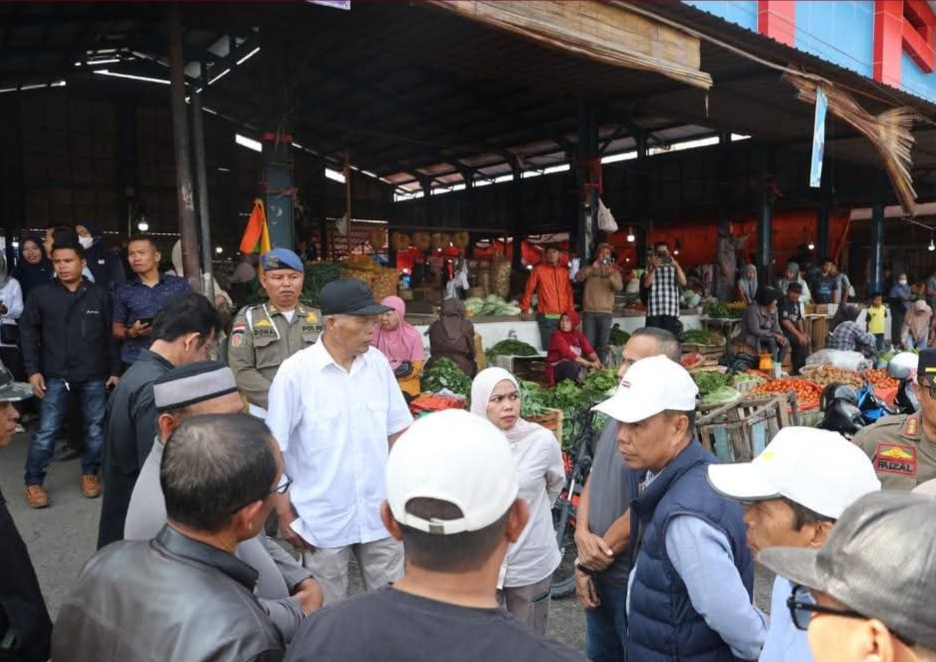Usai Penertiban,Wawako Azhar Hamzah Pantau Langsung Pasar Tekankan Kebersihan