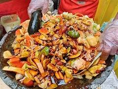 Rujak BonCabe Viral! Sensasi Pedas Ekstrem Ini Bikin Generasi Muda Ketagihan