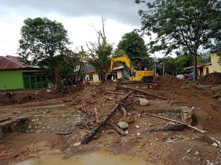 Banjir Padang Sisakan Sedimen,Dosen Politeknik Negeri Padang Hadir Bawa Solusi Alat Berat