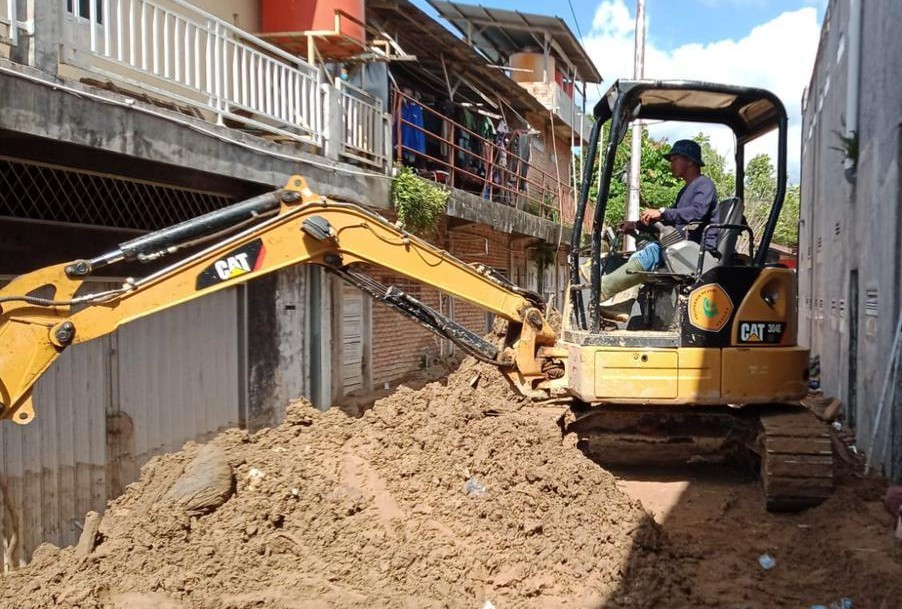 Dosen dan Warga Bersatu, Pemulihan Pascabanjir di Cupak Tangah Dipercepat dengan Alat Berat