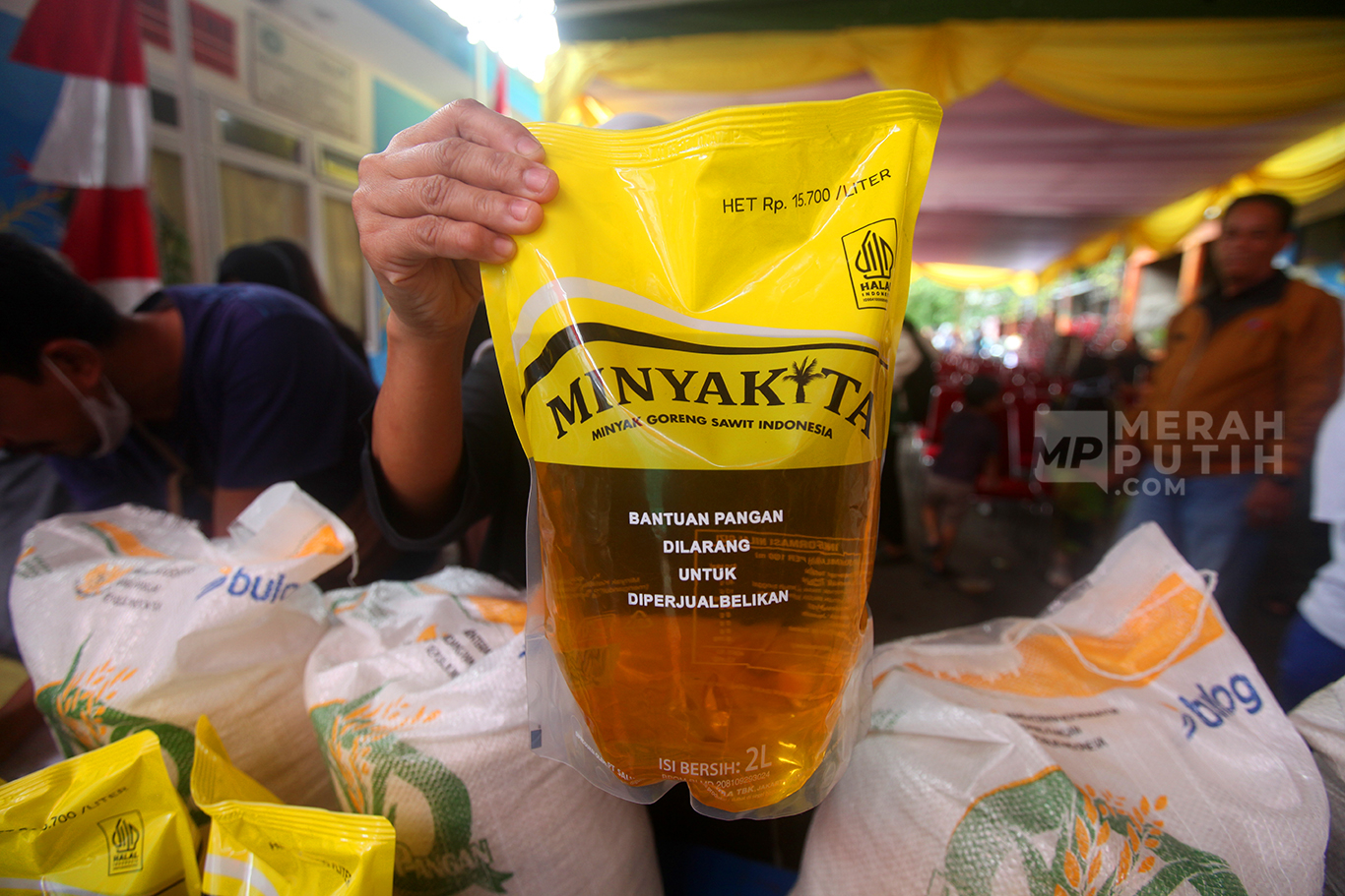 Ribuan Keluarga di Batang Hari Dapat Bantuan Beras 10 Kg dan Minyak Goreng