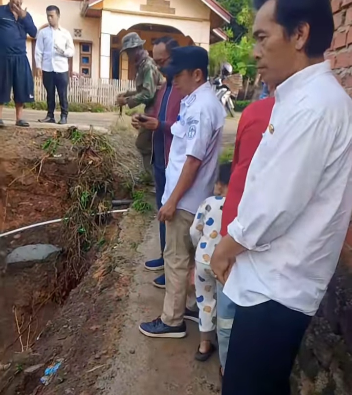 Wabup Murison Datangi 2 Desa yang Diterjang Banjir Bandang di Kerinci