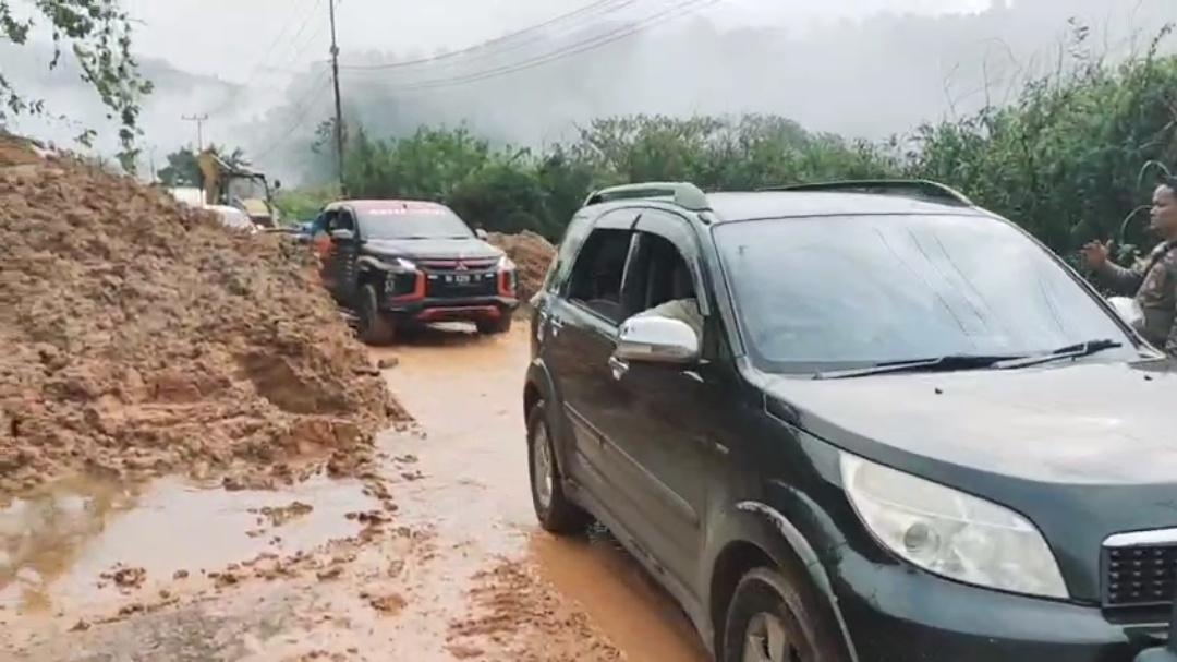 Jalur Kerinci–Jambi Terputus Akibat Longsor 30 Meter di Batang Merangin