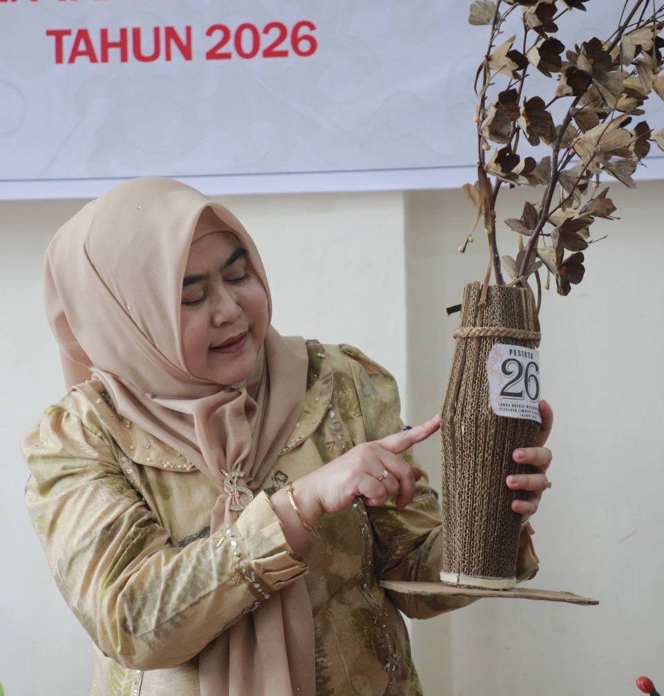 Limbah Plastik dan Alam Jadi Karya Indah di Lomba Dekranasda Tanjab Barat