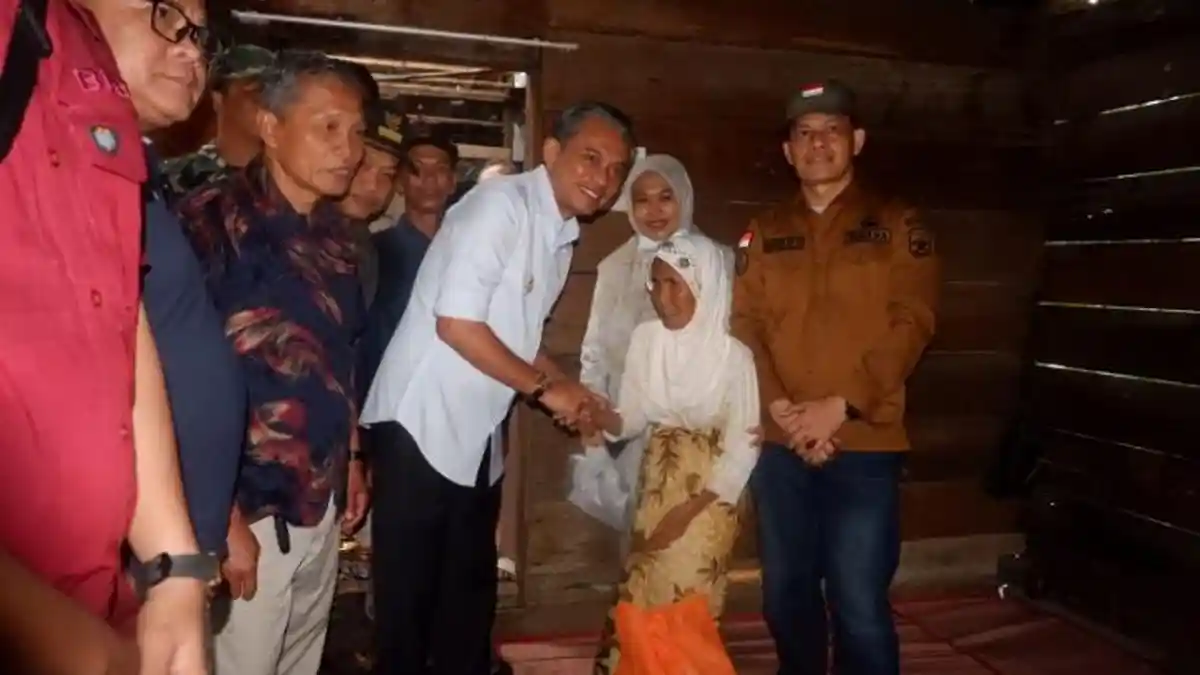 Wabup Muaro Jambi Serahkan Bantuan Bagi Korban Kebakaran di Desa Bakung