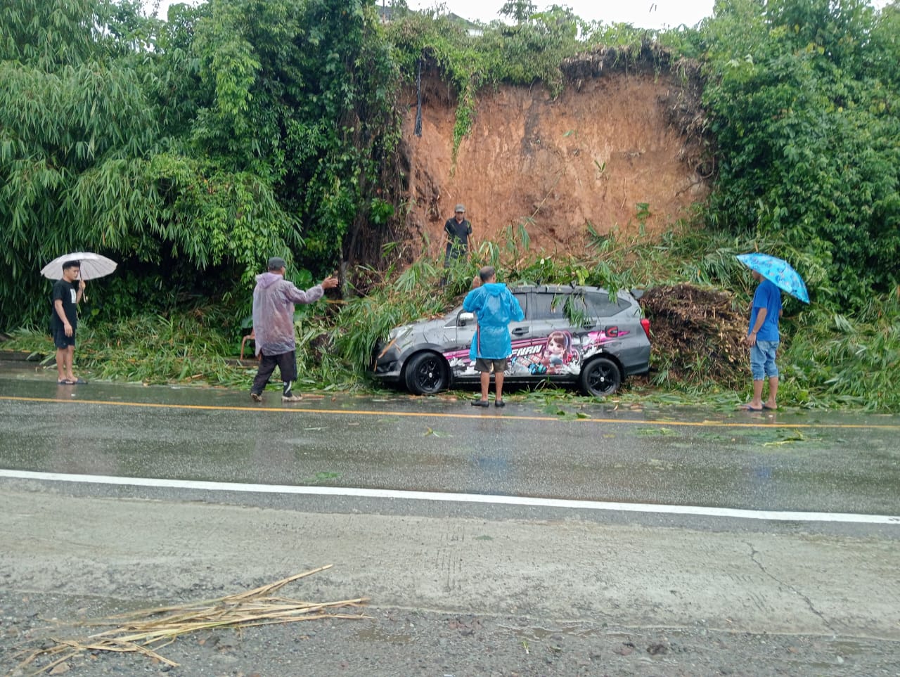 Hujan Deras Picu Longsor, Mobil Terparkir di Sanggaran Agung Tertimpa Tanah