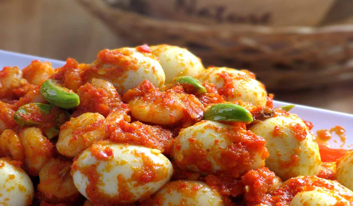 Rasa pedas gurih khas sambal balado dipadukan dengan telur puyuh