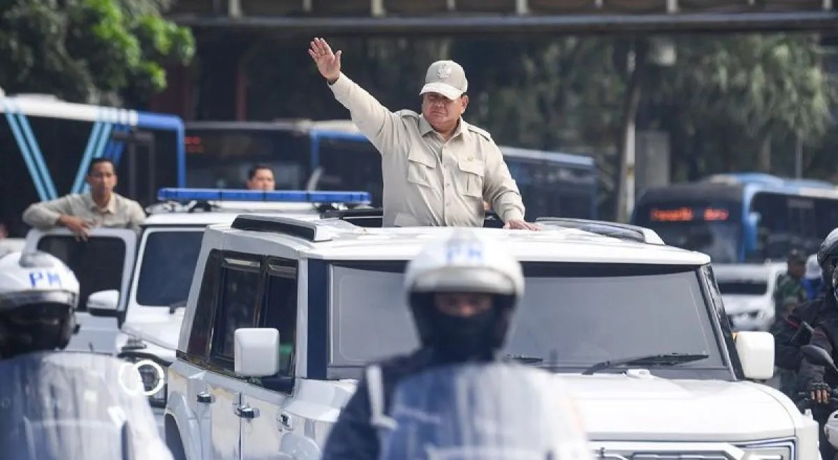 Ribuan Buruh Sambut Prabowo di Monas, Suasana Cair Saat Tipe-X Tampil