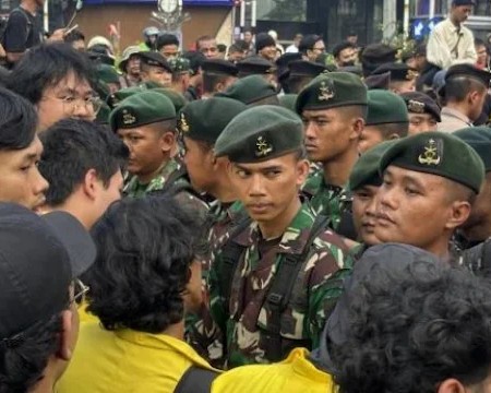 Dibayangi Aparat TNI, Long March Mahasiswa di Thamrin Terhenti