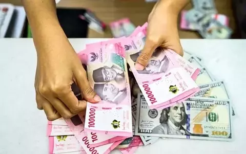 Rupiah Terpuruk ke Level Rp18.031, Ekonom Ingatkan Risiko PHK Massa