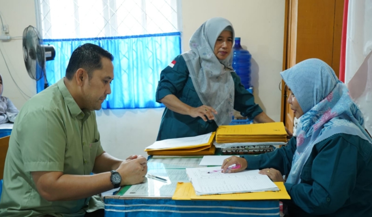 Tak Wakilkan Urusan Anak,Bupati M. Syukur Ambil Rapor Putranya