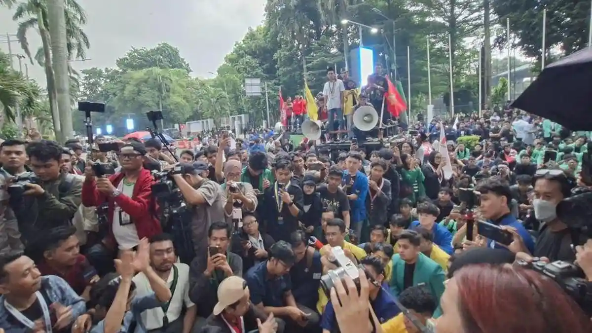 Thamrin Memanas! Demonstran Bertahan di Tengah Barikade Aparat