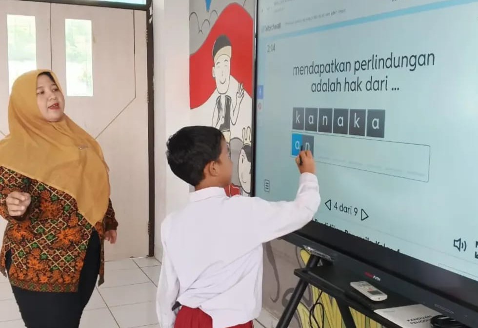 Belajar Makin Interaktif, Batang Hari Hadirkan Papan Digital di Hampir Semua Sekolah