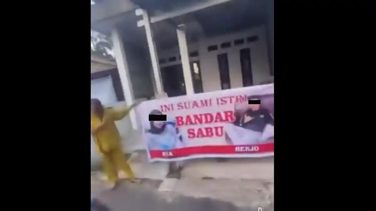 Viral! Rumah Pasutri di Tanjab Barat Digerebek Emak-Emak, Spanduk Bergambar Wajah Terpasang di Depan Rumah
