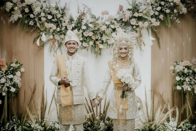 11 Gaya Foto Pengantin di Pelaminan yang Bikin Hasil Jepretan Makin Romantis