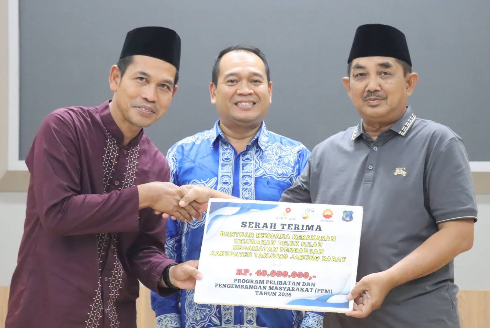 Bupati Anwar Sadat Salurkan Bantuan PetroChina untuk Korban Kebakaran Teluk Nilau