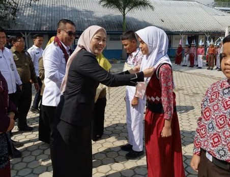 Serahkan Seragam Gratis, Wali Kota Alfin Buka MPLS Ramah di SMPN 1 Sungai Penuh